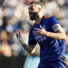 Karim Benzema celebra su segundo gol frente al Celta de Vigo. ELISEO TRIGO
