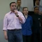 Joaquín Otero se dirigía ayer a sus simpatizantes en Ponferrada desde el templete de la orquesta