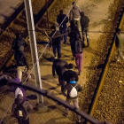 Un grupo de inmigrantes camina por las vías del Eurotunnel, este martes.