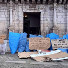 Basura recogida el domingo junto al río Sil, ayer ante el consistorio. DL