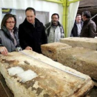 La concejala de Cultura, con el arquitecto encargado de la extracción, Melquiades Ranilla.