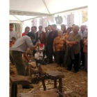 Las autoridades contemplan una exhibición de artes manuales en el transcurso de la Feria Tradicional