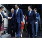 El príncipe Felipe y el presidente del Gobierno, Mariano Rajoy, a su llegada al viaje inaugural del nuevo AVE, en Madrid.