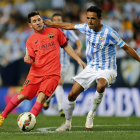 Messi intenta regatear al malaguista Welington. El argentino no acertó ante la portería rival.
