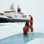 Científicos miden el grosor de la capa de hielo del Ártico cerca del Polo Norte.