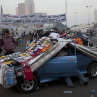 Un puesto de camisetas en la plaza Tahrir, que hoy será el escenario de una multitudinaria manifestación.