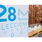 Varios operarios trabajan en las urnas en el centro logístico para las elecciones del 28-M ayer, en Alcalá de Henares. CHEMA MOYA VALVERDE
