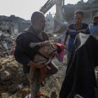 Imagen de un niño muerto que quedó entre los escombros de un edificio en Gaza. MOHAMED SABER