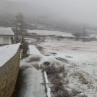 La nieve cayó ayer con fuerza en zonas de montaña de León. Ayer, imágenes de La Sota de Valderrueda. DL
