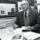 Ramón Carnicer, firmando ejemplares en la Feria del Libro de Ponferrada, en una imagen de archivo