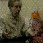Eloina Mayo, sentada en su casa del barrio de San Mamés