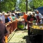 Un momento del reparto de la paella ayer en Castrocalbón