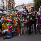 Peñistas junto a algunos de los burros que participaron en la carrera del año pasado. CAMPOS