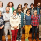 Los voluntarios de la Escuela Oficial de Idiomas, ayer tarde con las autoridades. L. DE LA MATA