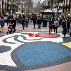 Unas flores homenajean seis meses después a las víctimas del atentado de las Ramblas. QUIQUE GARCÍA