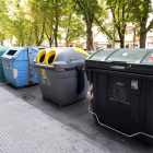 Contenedores de basura, con el de plástico en medio, en una calle de León. MARCIANO PÉREZ
