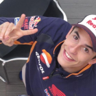 Marc Márquez (Honda) hace la señal de la victoria.