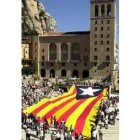 Bandera desplegada por Forca Catalunya frente a Monserrat