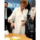 Fernández de la Vega pone un sello en una carta en la Plaza de Colón