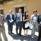 El portavoz del grupo socialista de Ponferrada (izquierda) en foto de archivo con otros concejales.