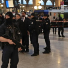 Agentes de la policía francesa vigilan en la estación de tren del Norte, en París. CHRISTOPHE PETIT TESSON