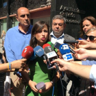 Gemma Villarroel y los concejales del Grupo Ciudadanos, en la puerta del Ayuntamiento de León.