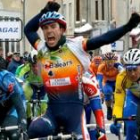 El ciclista Vicente Reynés ayer, a su llegada a meta, en la localidad francesa de Craponne sur Arzon