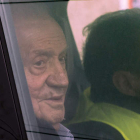 Imagen del rey don Juan Carlos en el coche en dirección al aeropuerto de Vigo. LAVANDEIRA JR