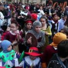 Una auténtica marea humana desfiló entre la plaza del palacio y la del ayuntamiento ayer tarde.