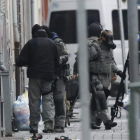 Policías en el distrito de Molenbeek en Bruselas durante la operación de ayer.