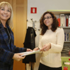 Eugenia Gancedo entregó ayer en el PSOE leonés sus 220 avales para ser la candidata.