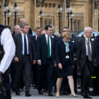 El primer ministro británico David Cameron (segundo por la derecha) camina junto al líder del partido laborista Jeremy Corbyn (derecha) mientras abandonan el Parlamento tras la sesión para honorar a la diputada asesinada Jo Cox.