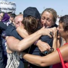 Una miembro de la tripulación del «Victoria» saluda a sus familiares en Rota.