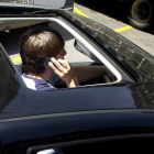 Un joven al volante hablando por el móvil. ALBERTO ESTÉVEZ