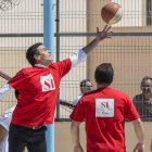 Pedro Sánchez jugó ayer al baloncesto antes de un acto político en Palma de Mallorca. CATI CLADERA