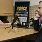 José María López Benito, la moderadora Nuria González y Joaquín Otero, durante el debate
