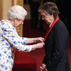 Paul McCartney, condecorado por la reina Isabel II.