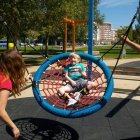 Un niño de Aspace juega en un parque