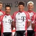 Ullrich, tercero por la derecha sonriendo, en la foto oficial del Telekom para la presente temporada