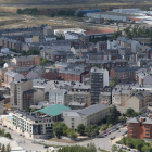 Vista parcial del barrio ponferradino de Flores del Sil desde lo alto del monte Pajariel, para el que los vecinos piden mejoras. L. DE LA MATA
