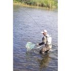 El estreno de la temporada de pesca reúne año tras año a miles de seguidores que en los tramos libres llegan a colapsar las márgenes de los ríos desde las primeras horas de la mañana del primer día de la apertura de la veda, que este año está fijada para
