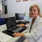 La doctora Ana Redondo, que atiende la zona de salud de Gradefes, con su portátil.