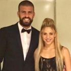 Piqué y Shakira posan en la boda de Messi