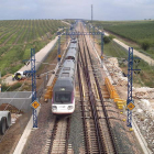 El puente metálico, de color amarillo, es capaz de soportar el paso de los trenes mientras los operarios realizan obras debajo de la estructura.