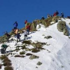 La imagen muestra la llegada a los montañeros al pico Catoute