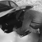 Herbert Linge ‘buceando’ en el motor de un Porsche 356, así llegarían infinidad de trofeos a las vitrinas de Zuffenhausen. PRSCH