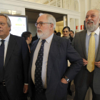 Cañete, junto al presidente de Mercasa y de la Sepi, ayer en Madrid.