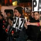 Varios manifestantes se concentran frente a la sede del PP en Madrid, en la calle Génova