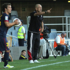 Claudio da instrucciones a sus jugadores desde su zona técnica mientras un futbolista del Barcelona B se dispone a sacar el balón de banda.