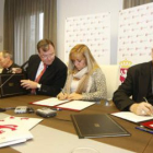 Eduardo Fernández, Camilo Lorenzo, Antonio Silván, Isabel Carrasco y Julián López, en la firma.